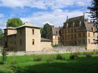 Le château, les remparts et le pont-levis Le château, les remparts et le pont-levis