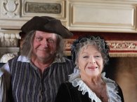 Line Renaud et un figurant au château Line Renaud et un figurant au château